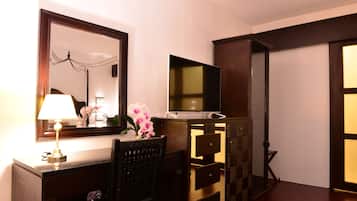 Executive Suite | In-room safe, desk, laptop workspace, free WiFi