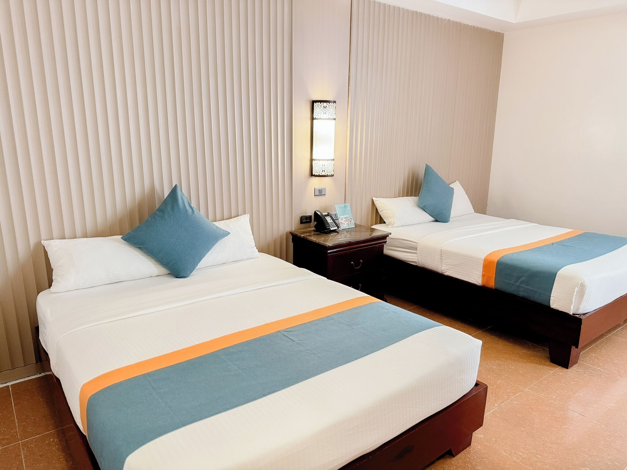 Chambre Supérieure, 2 grands lits | Coffres-forts dans les chambres, bureau