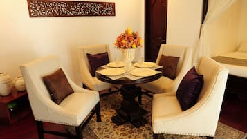 Executive Suite | In-room safe, desk, laptop workspace, free WiFi