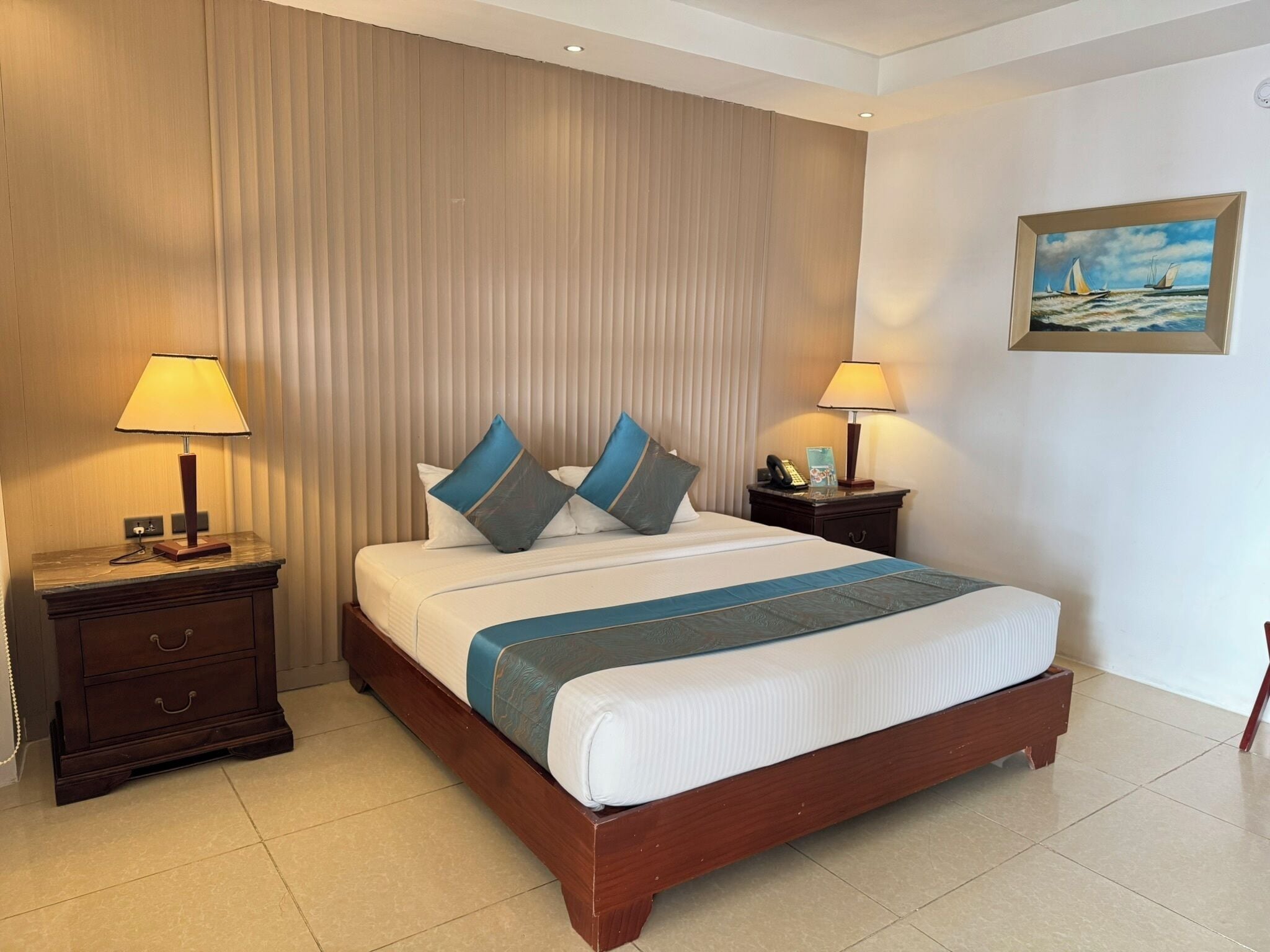 Chambre Deluxe, 1 très grand lit | Coffres-forts dans les chambres, bureau