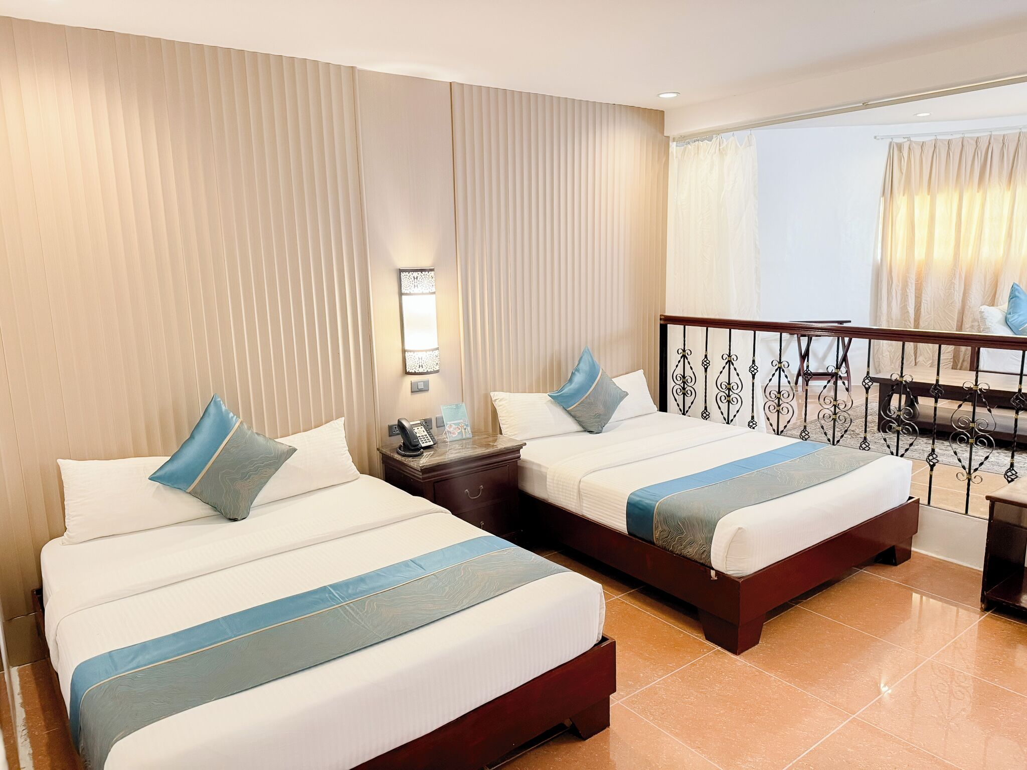 Suite « Premier » | Coffres-forts dans les chambres, bureau