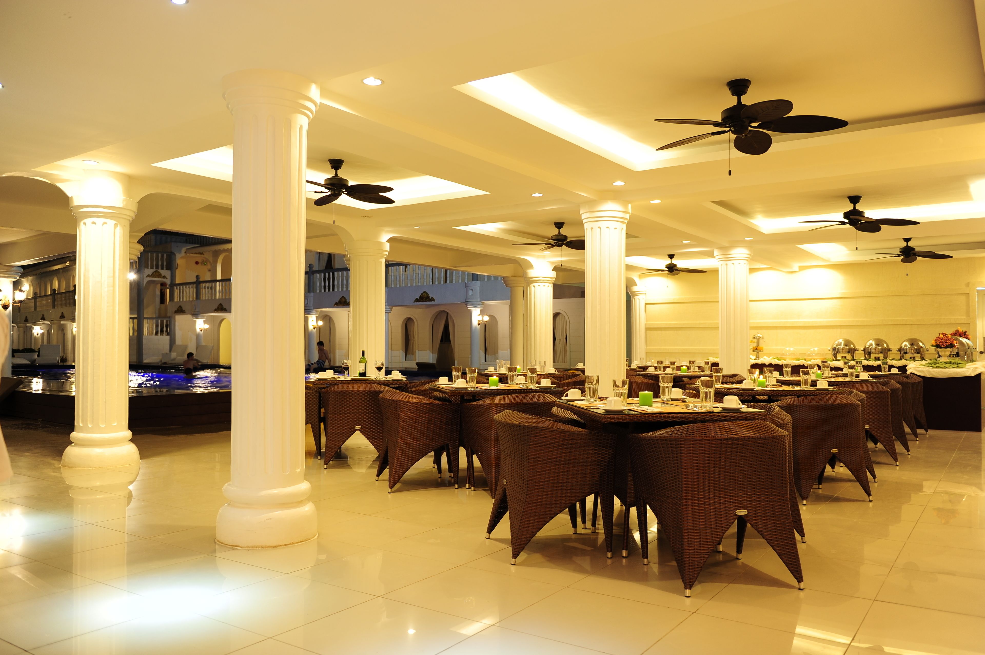 Daily cooked-to-order breakfast (PHP 400 per person)