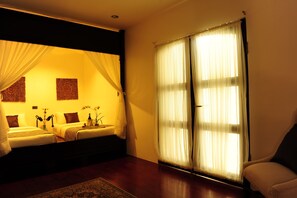 Caja de seguridad en la habitación y escritorio 