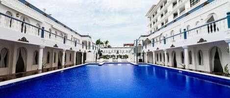 Una piscina al aire libre