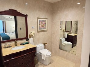 Executive-Suite | Badezimmer | Dusche, kostenlose Toilettenartikel, Haartrockner, Bidet