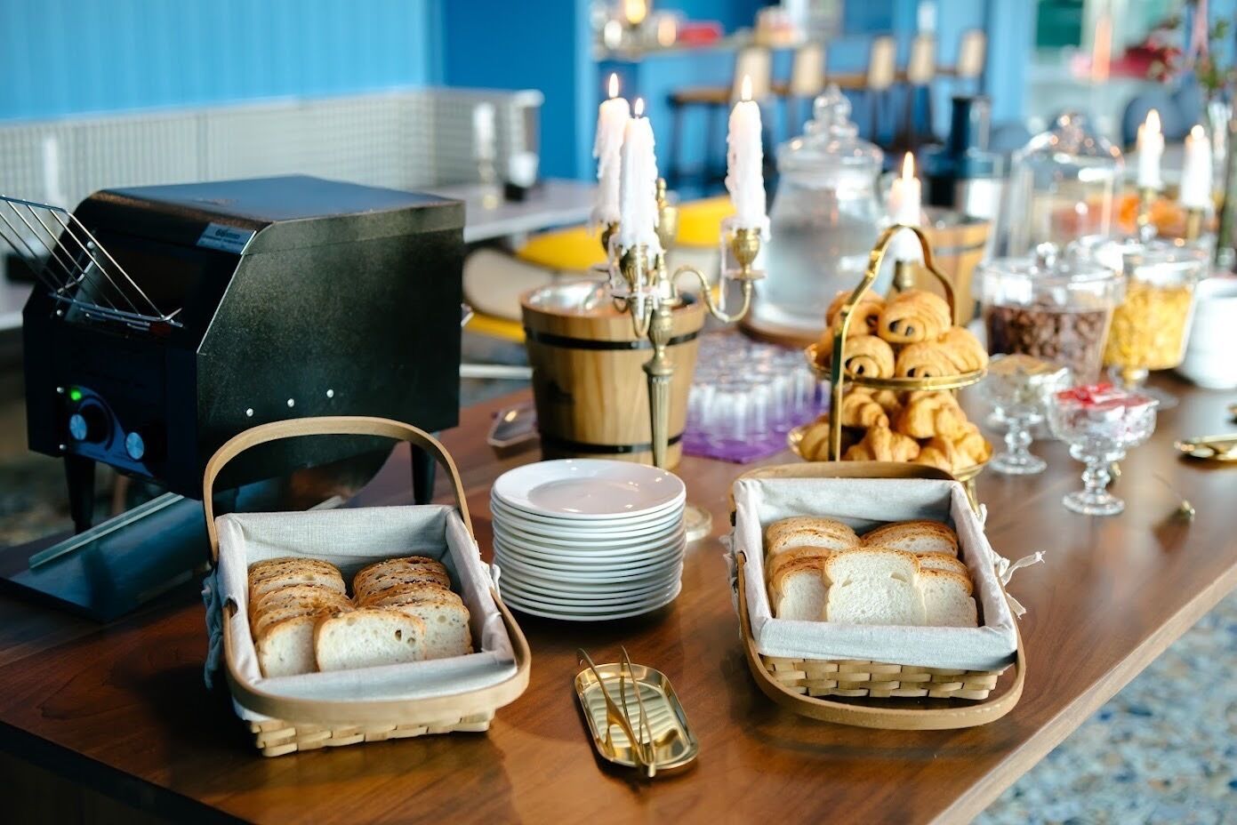 daily buffet breakfast (thb 400 per person)