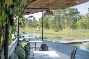 Serveert ontbijt, lunch en diner