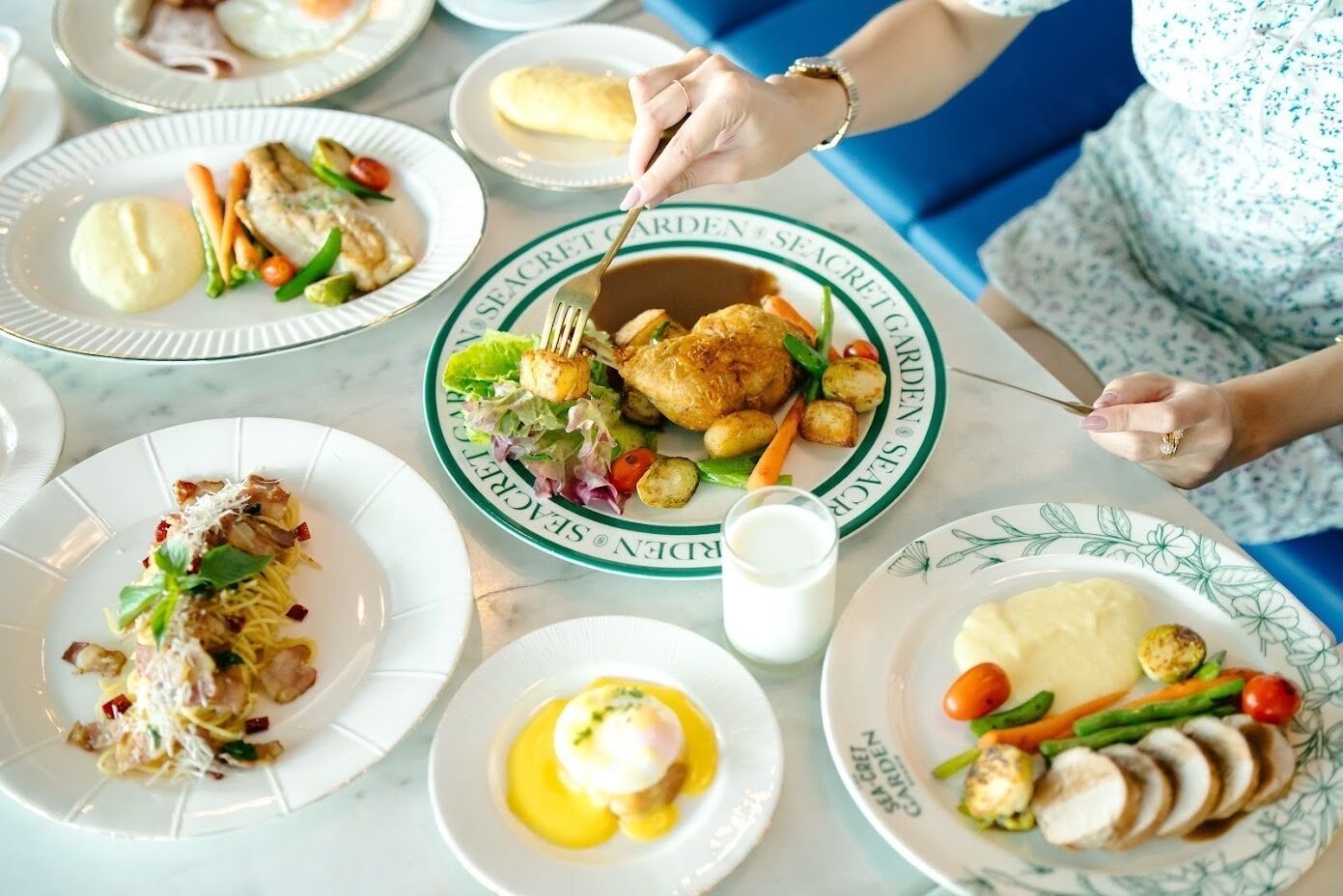 breakfast, lunch and dinner served