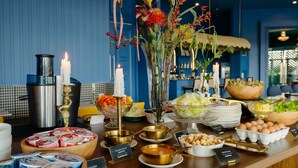 Una mesa de buffet con diferentes alimentos, como aderezo italiano, yogur y huevos.