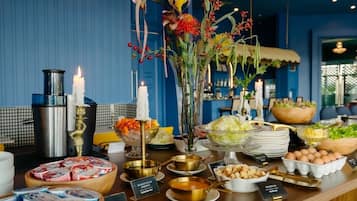 Daily buffet breakfast (THB 400 per person)