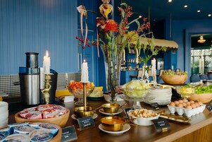 Café da manhã com buffet todos os dias mediante uma taxa