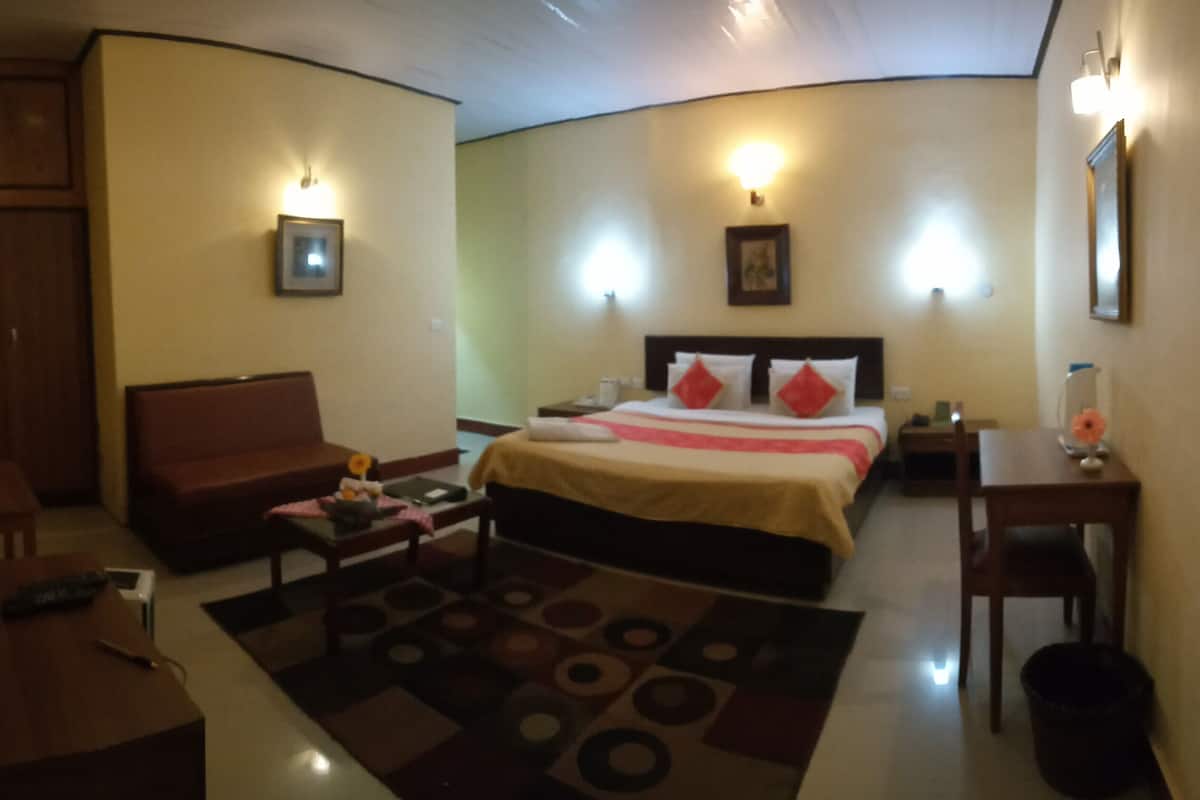 Standard Room | In-room safe, desk, soundproofing, iron/ironing board