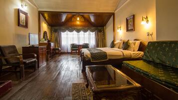 Club Room | In-room safe, desk, soundproofing, iron/ironing board