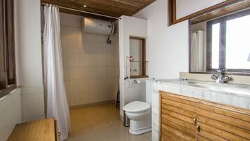 Suite | Bathroom | Shower, free toiletries, hair dryer, slippers