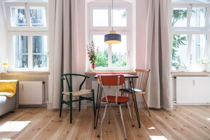 Studio (Hagenauer Strasse) | Repas dans la chambre