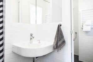 Studio (Hagenauer Strasse) | Badkamer met wastafel