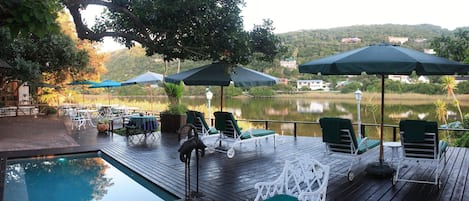 Una piscina al aire libre