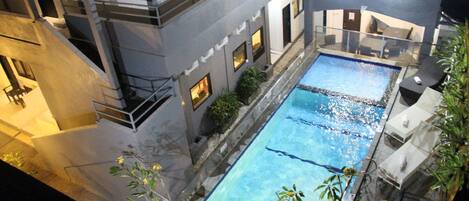 Piscine extérieure, chaises longues