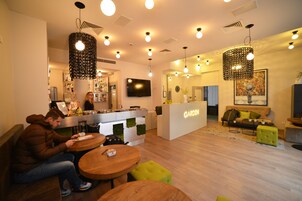 Un interior moderno con una recepción identificada con 