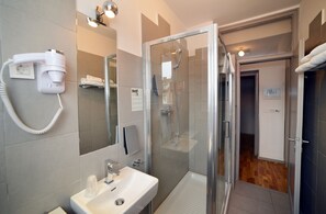 Double Room | Bathroom | Shower, free toiletries, hair dryer, slippers - Hotel Garden (Zagreb)