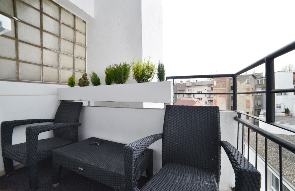 Garden Hotel by null