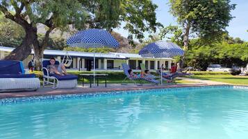Piscina externa, guarda-sóis, espreguiçadeiras