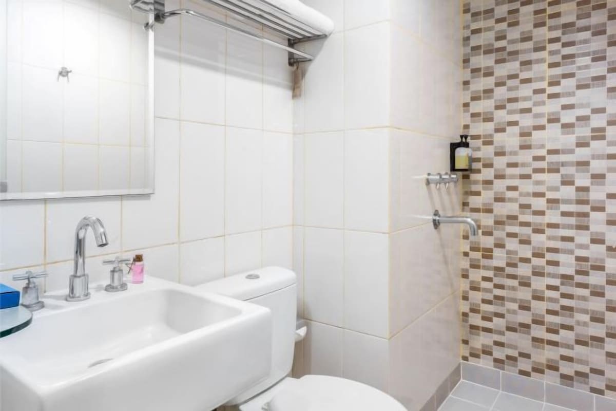 Buồng tắm vòi sen, đồ dùng nhà tắm miễn phí, máy sấy tóc