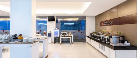 Breakfast, lunch, dinner served; Indonesian cuisine