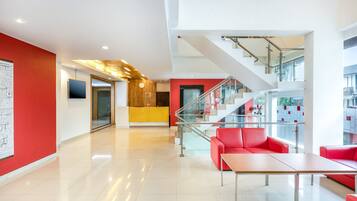 Coin salon dans le hall