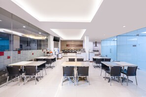 Breakfast, lunch, dinner served; Indonesian cuisine 