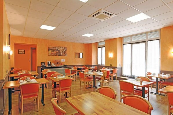 Daily continental breakfast (EUR 12 per person)