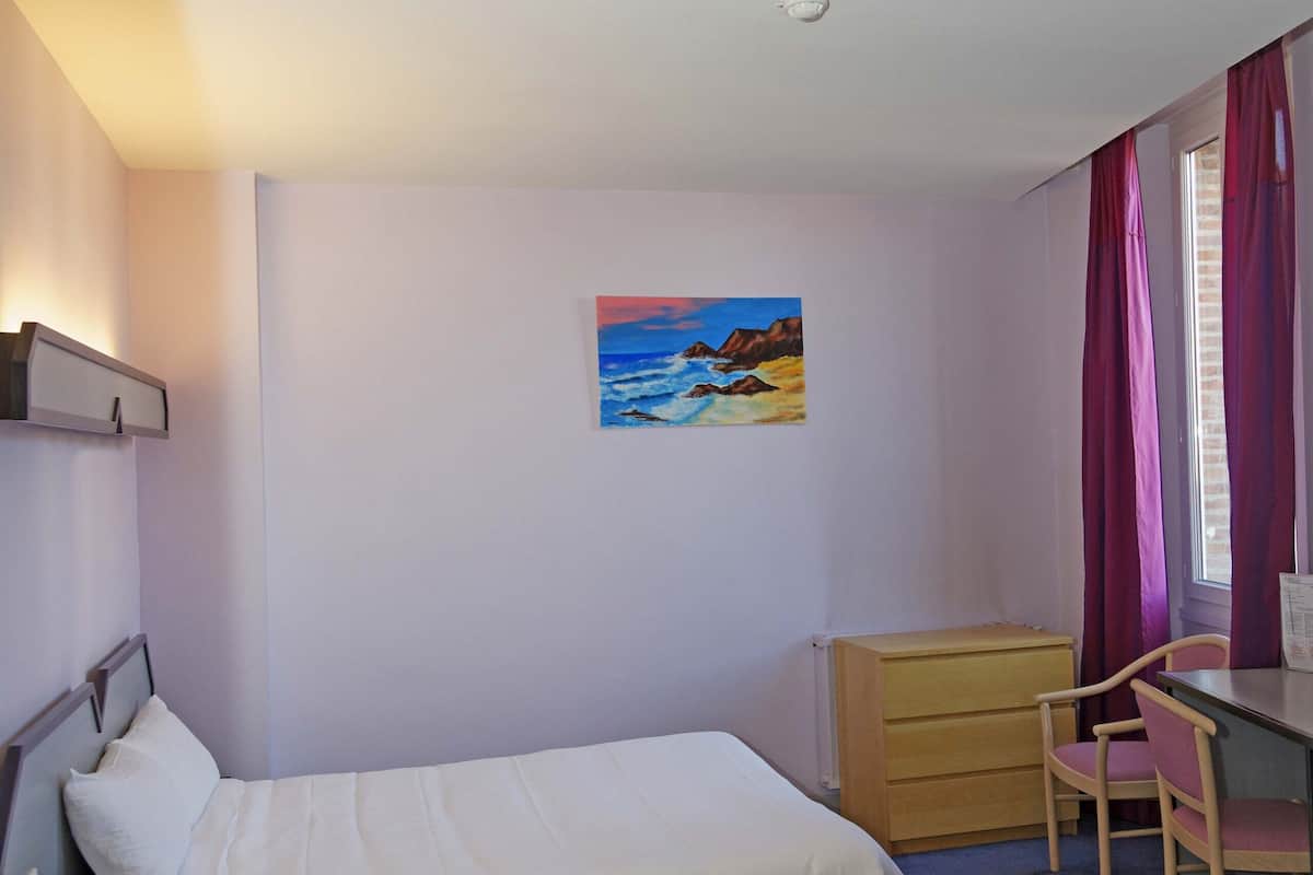 twin room | minibar, desk, iron/ironing board, free wifi