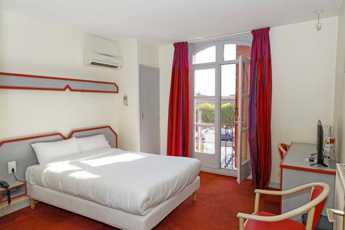 Minibar, desk, iron/ironing board (on request), free WiFi
