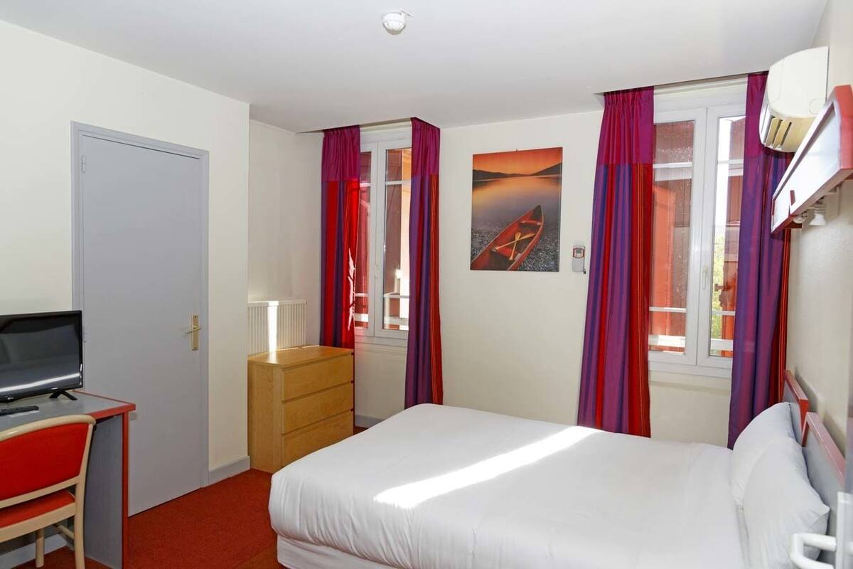 Minibar, desk, iron/ironing board (on request), free WiFi