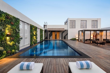 Innenpool. Ramada by Wyndham Ghaziabad Vasundhara