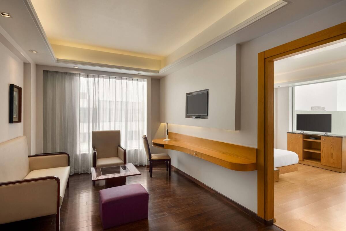 Suite, 1 King Bed, Non Smoking