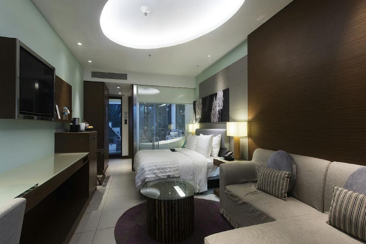 1 bedroom, premium bedding, pillow-top beds, minibar