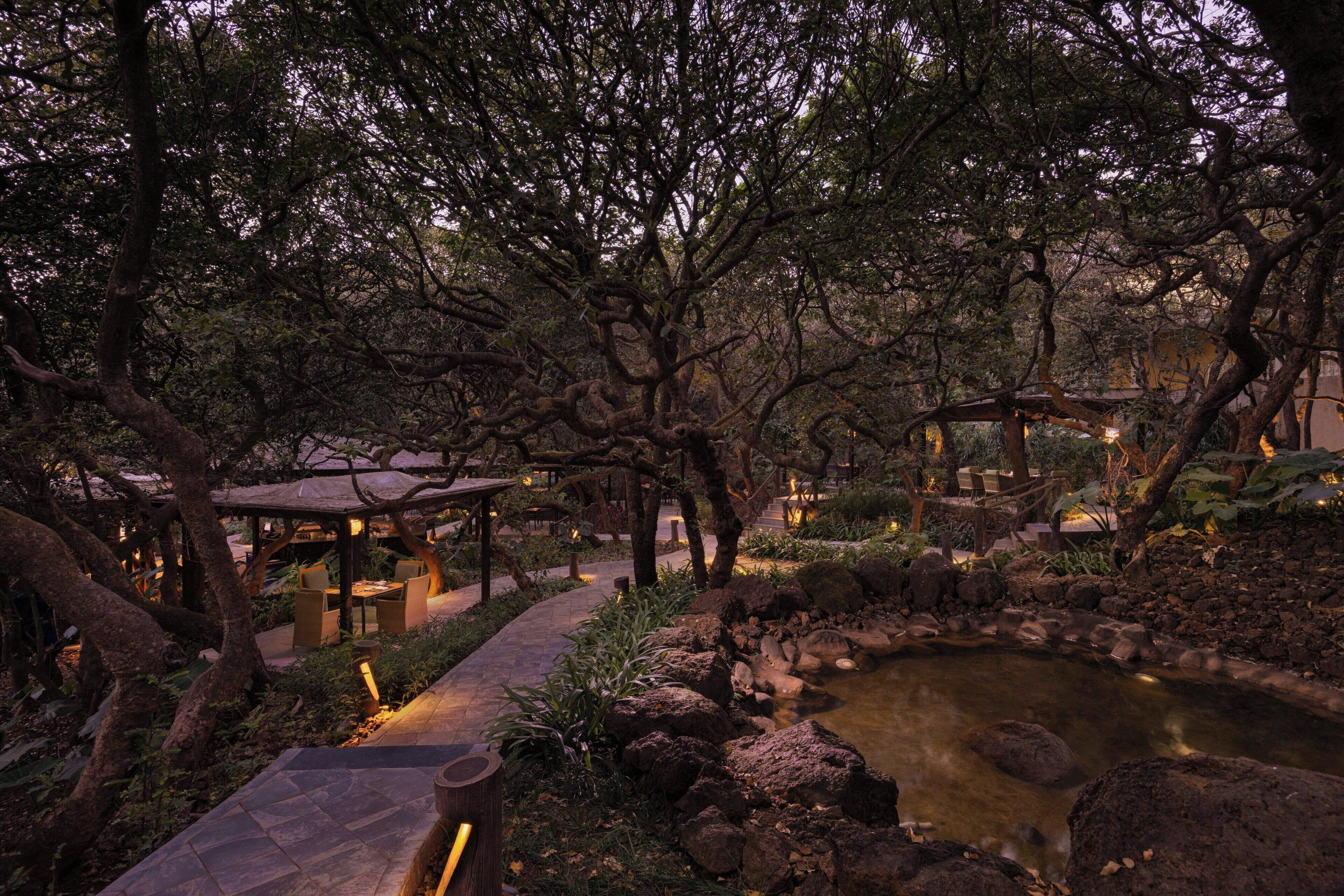 2 restaurants; breakfast, lunch, dinner and brunch served 