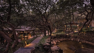 2 restaurants; breakfast, lunch, dinner and brunch served
