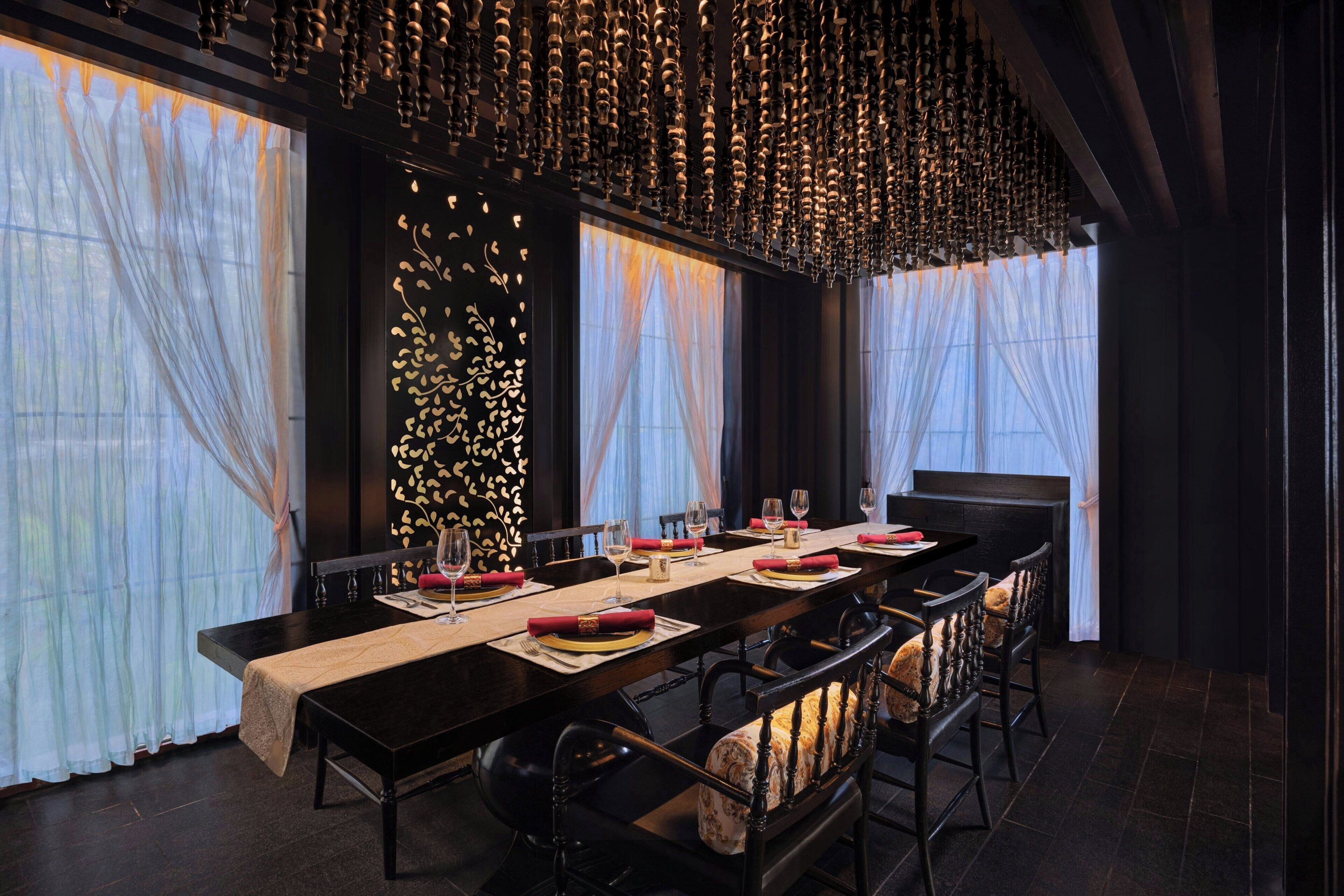 2 restaurants; breakfast, lunch, dinner and brunch served 