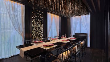2 restaurants; breakfast, lunch, dinner and brunch served