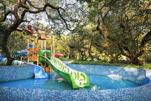 Outdoor pool, sun loungers - Le Méridien Mahabaleshwar Resort & Spa (Mahabaleshwar)