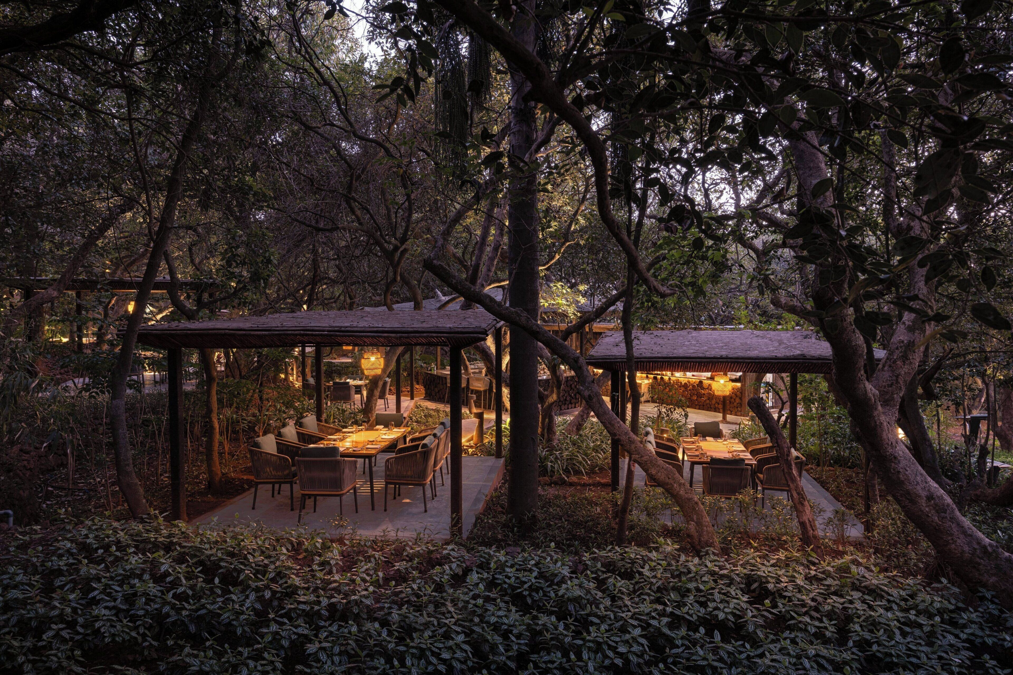 2 restaurants; breakfast, lunch, dinner and brunch served 