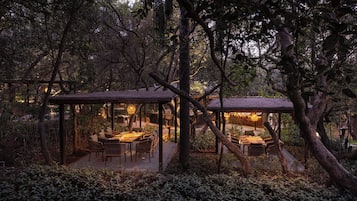 2 restaurants; breakfast, lunch, dinner and brunch served
