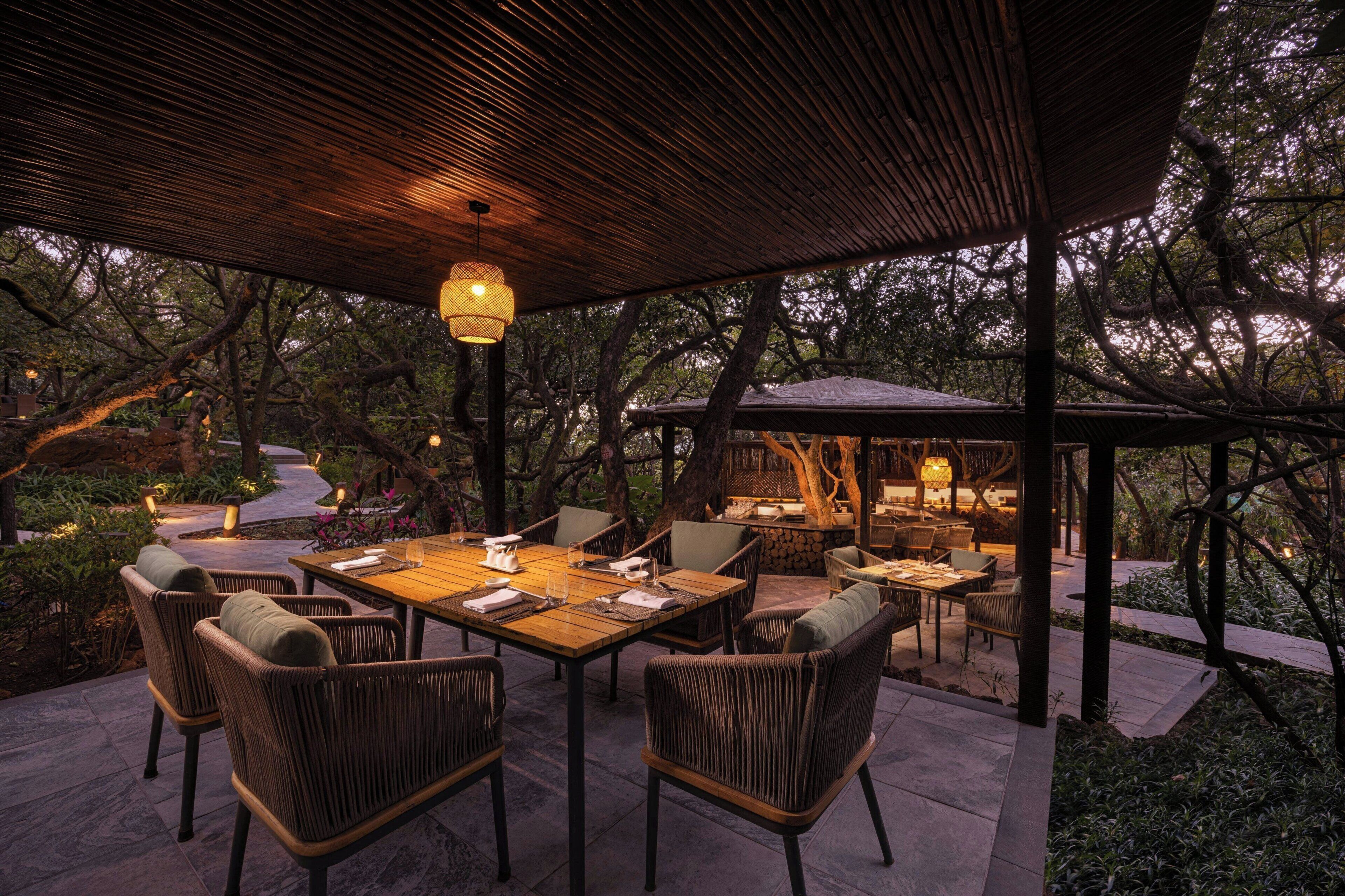 2 restaurants; breakfast, lunch, dinner and brunch served 