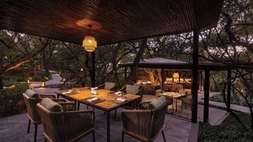 2 restaurants; breakfast, lunch, dinner and brunch served
