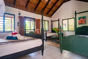 Bangalô básico, várias camas, vista para o oceano | Área de estar | Livros