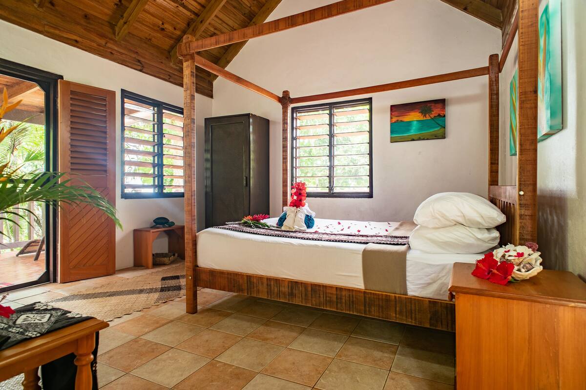 Oceanside Dua Bure (Bungalow) | In-room safe, individually decorated, individually furnished, bed sheets