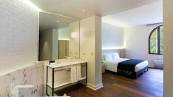 Suite | Minibar, in-room safe, desk, free WiFi