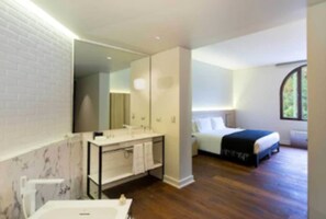 Suite | Minibar, in-room safe, desk, free WiFi